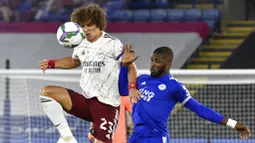 Bek Arsenal, David Luiz, berebut bola dengan pemain Leicester City, Kelechi Iheanacho, pada laga Piala Liga Inggris di Stadion King Power, Kamis (24/9/2020). Arsenal menang dengan skor 2-0. (AP Photo/Rui Vieira, Pool)