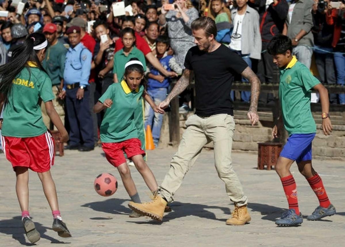 Keceriaan David Beckham main bola dengan anak-anak di Nepal