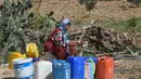 Jaringan air nasional Tunisia memasok hampir seluruh wilayah perkotaan di negara ini, tetapi hanya memasok sekitar separuh penduduk pedesaan. (FETHI BELAID / AFP)