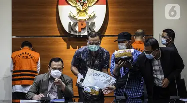 Ketua KPK Firli Bahuri (kedua kiri) memberikan keterangan pers terkait OTT Wali Kota Cimahi Ajay Muhammad Priatna di Gedung KPK, Jakarta, Sabtu (28/11/2020). KPK menetapkan Ajay sebagai tersangka penerima suap dalam kasus suap perizinan pengembangan RS Kasih Bunda Cimahi. (Liputan6.com/Johan Tallo)