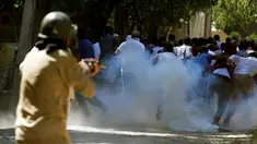 Para pengunjuk rasa melarikan diri ketika polisi menembakkan gas air mata ke arah mereka saat protes terhadap pembunuhan yang terjadi baru-baru ini di Kashmir, Jumat (5/8). (REUTERS / Danish Ismail)