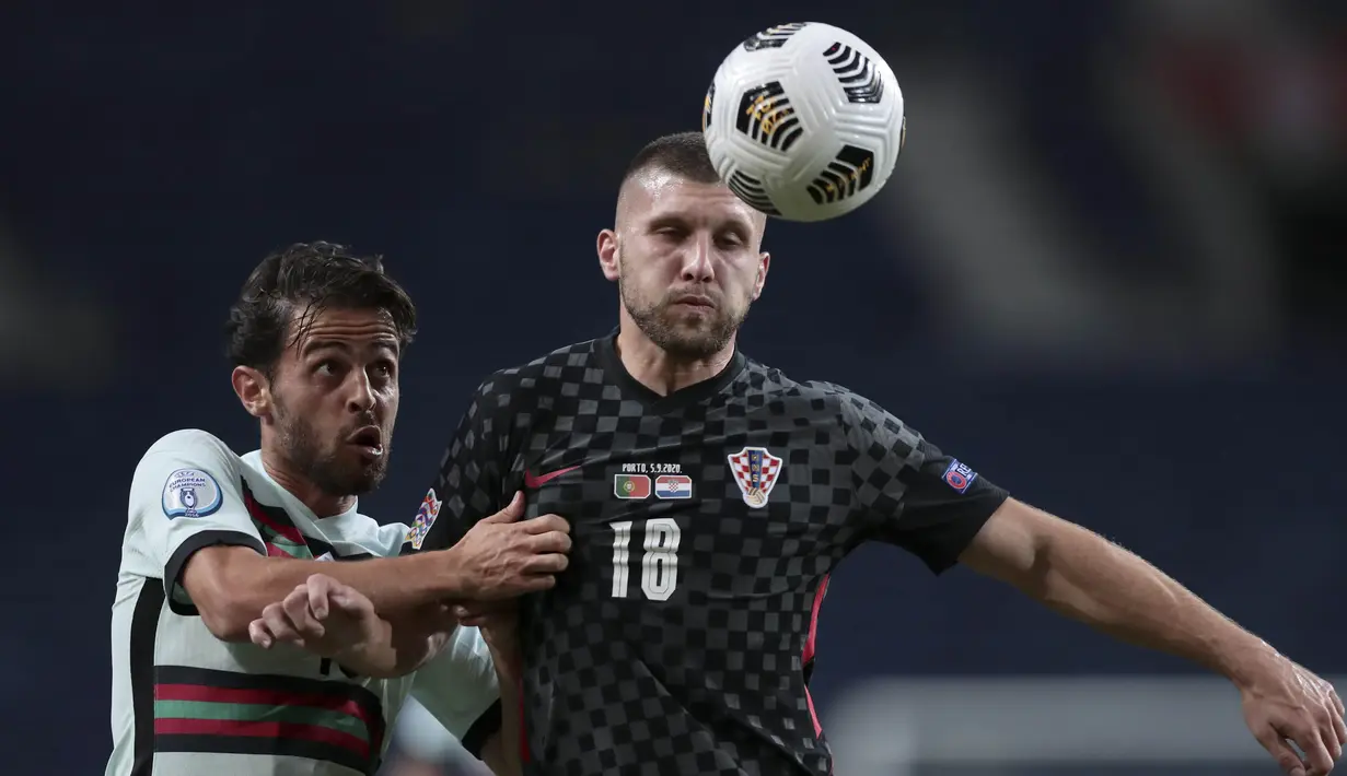 Pemain Portugal, Bernardo Silva, berebut bola dengan pemain Kroasia, Ante Rebic, pada laga UEFA Nations League di Stadion Dragao, Minggu (6/9/2020). Portugal menang dengan skor 4-1. (AP/Miguel Angelo Pereira)