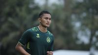 Bek muda PSS Sleman, Rizza Fadillah mulai berlatih setelah sembuh dari cedera ACL. (Dok.PSS Sleman)