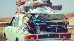 Mobil sedan bisa membawa sepeda motor. (Source: Instagram/@first_limousine_magazine)