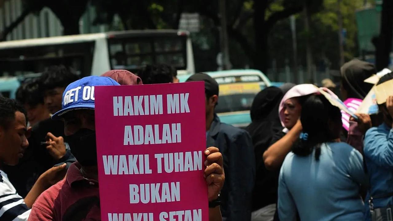 FOTO: Aksi Massa Front Mahasiswa Demokrasi Kawal Reformasi Desak MK Tolak Uji Materi UU Pemilu Terkait Syarat Usia Capres-Cawapres