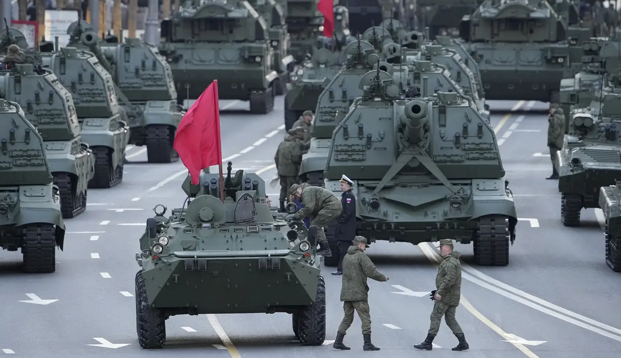 <p>Kendaraan artileri self-propelled Rusia, tank dan kendaraan militer berkumpul di jalan Tverskaya menuju Lapangan Merah sebelum latihan untuk parade militer Hari Kemenangan di Moskow, Rusia, Rabu (4/5/2022). Pawai akan berlangsung pada Mei 9 untuk merayakan 77 tahun kemenangan dalam Perang Dunia II. (AP Photo/Alexander Zemlanichenko)</p>