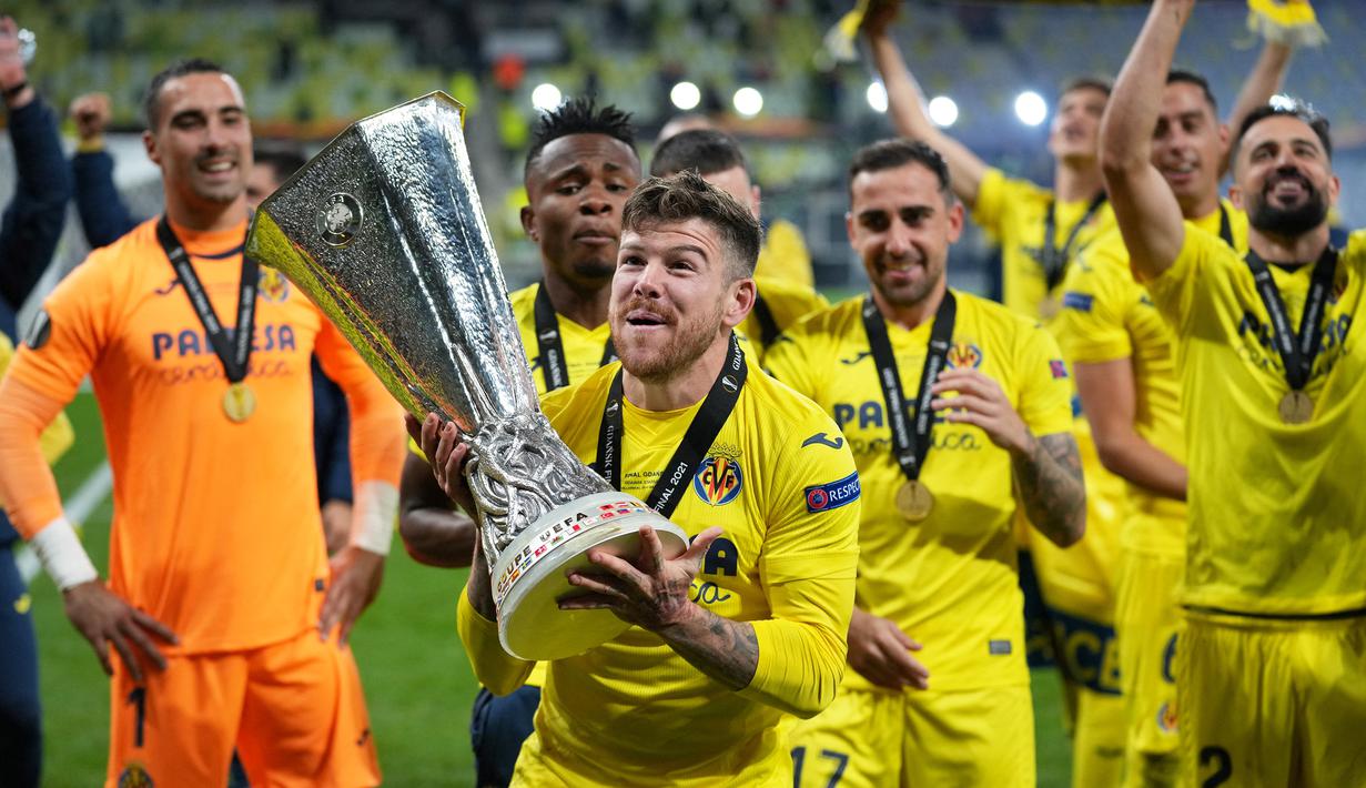 Alberto Moreno. Bek kiri yang pernah berseragam Liverpool selama 5 musim mulai 2014/2015 hingga 2018/2019 ini baru diturunkan Villarreal di menit ke-88. Perannya amat krusial dalam mematikan serangan Manchester United dan mampu menyumbang gol di babak adu penalti. (AFP/Michael Sohn/Pool)