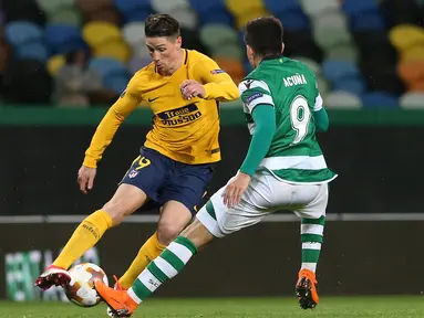 Pemain Atletico Madrid Fernando Torres menggiring bola dibayangi pemain Sporting CP, Marcos Acuna pada leg kedua perempat final Liga Europa di Estadio Jose Avalade, Jumat (13/4). Atletico Madrid tetap maju ke semifinal meski kalah 0-1  (AP/Armando Franca)