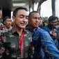 Gubernur Jambi Zumi Zola meninggalkan Gedung KPK seusai menjalani pemeriksa, Jakarta, Jumat (5/1). Zumi tak menggubris pertanyaan awak media terkait pemberian uang yang dilakukan anak buahnya kepada anggota DPRD Jambi. (Liputan6.com/Faizal Fanani)