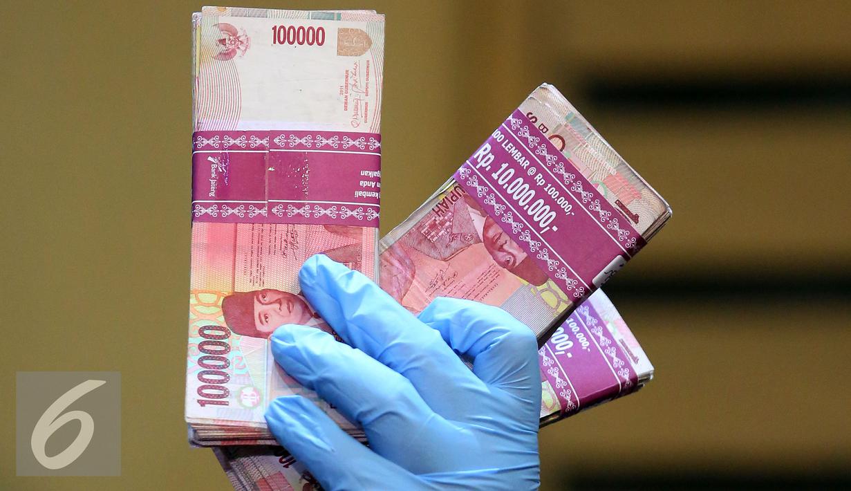 KPK tunjukan uang Rp 70 juta hasil OTT 6 tersangka terkait dugaan korupsi di Dinas Pendidikan Kabupaten Kebumen, Jakarta, Minggu (16/10). (Liputan6.com/Johan Tallo)