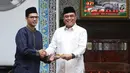 Wakil Ketua Umum DMI Komjen Pol Syafruddin memberi potongan tumpeng kepada Ketum Ricma Store M Soekarno Hatta, Jakarta, Jumat (9/3). Ricma Store diperuntukkan bagi generasi milenial untuk lebih banyak mengunjungi masjid. (Liputan6.com/Arya Manggala)