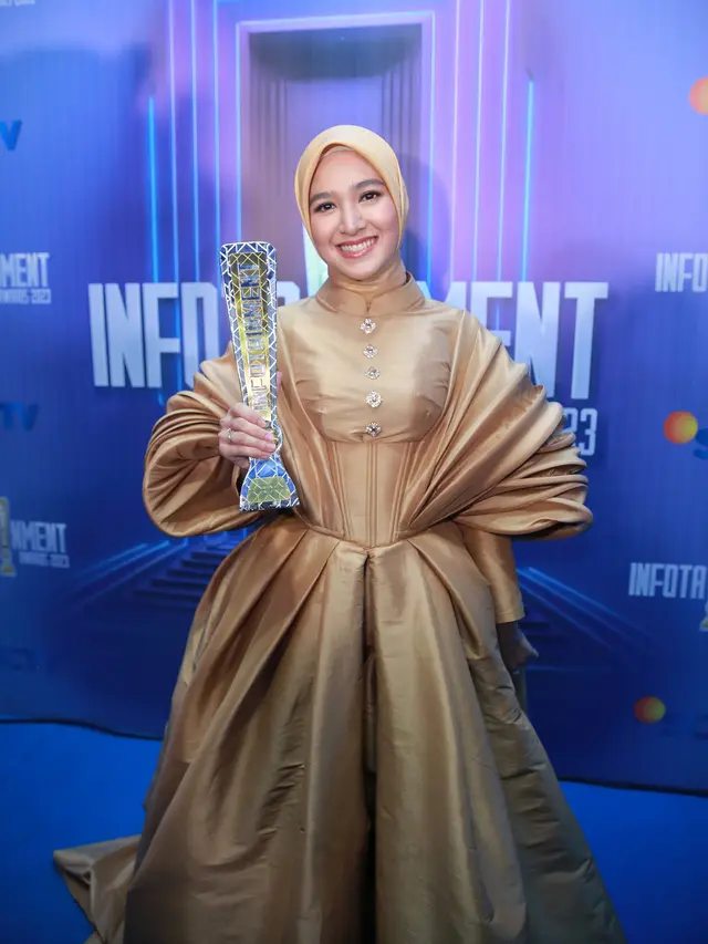 Fimela] Cut Syifa di Infotainment Awards 2023