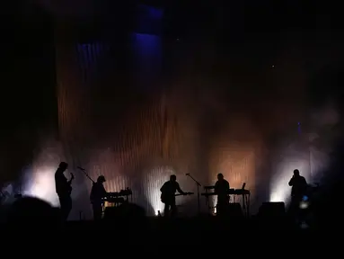 Grup band indie, Efek Rumah Kaca (ERK) saat tampil di Joyland Festival Jakarta 2024 di Baseball Stadium Senayan, Sabtu (23/11/2024). (Liputan6.com/Angga Yuniar)