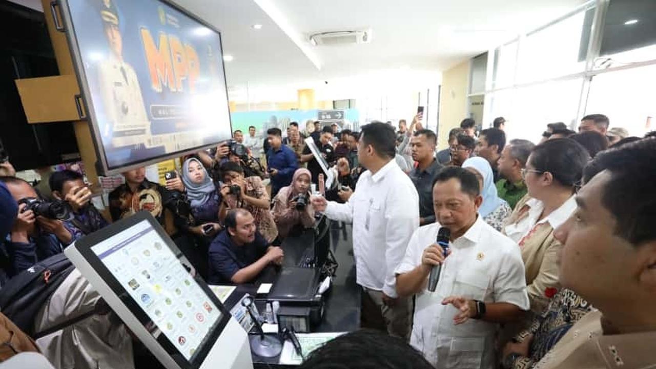 Mendagri Tito Karnavian bersama Menteri PKP Maruarar Sirait meninjau Mal Pelayanan Publik (MPP) Kota Medan
