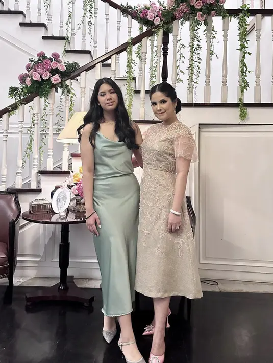 Kali ini keduanya terlihat begitu manis dalam balutan busana pesta bernuasa sage. Aira kenakan dress panjang dengan aksen draperry pada bagian dada, sedangkan Annisa Pohan kenakan dress A Line disertai sentuhan lengan yang see through. [Foto: Instagram/ Annisa Pohan]