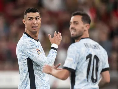 Ekspresi penyerang Portugal, Cristiano Ronaldo (kiri) dan Bernardo Silva saat pertandingan UEFA Nations League grup A melawan Kroasia di stadion Luz, Lisbon pada 5 September 2024. (Patricia DE MELO MOREIRA/AFP)