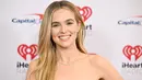 Zoey Deutch berpose sambil tersenyum saat menghadiri iHeartRadio Jingle Ball 2022 Z100 di Madison Square Garden di New York City pada 9 Desember 2022. Untuk tepian yang modis, ansambel strapless berisi belahan perak bergaris di bagian kiri gaun. (Dave Kotinsky/Getty Images for iHeartRadio/AFP)