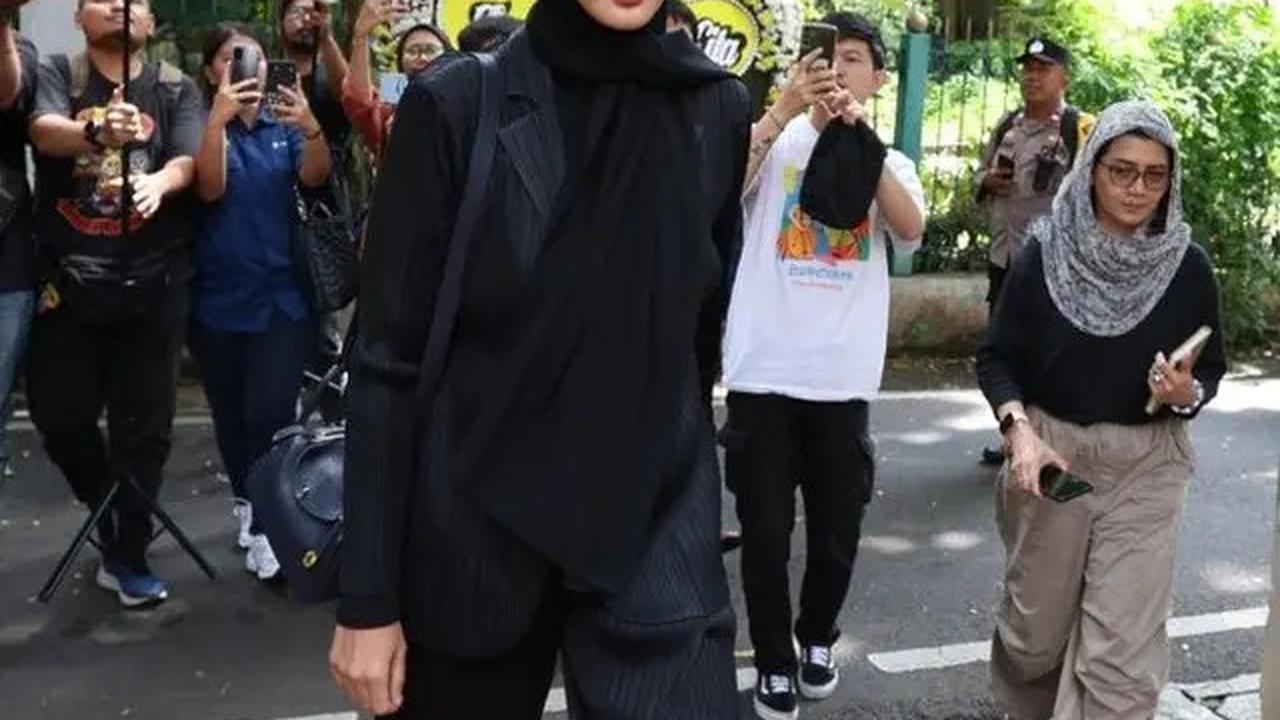 7 Potret Paula Verhoeven Melayat Ayah Baim Wong, Lepas Kepergian Mertua