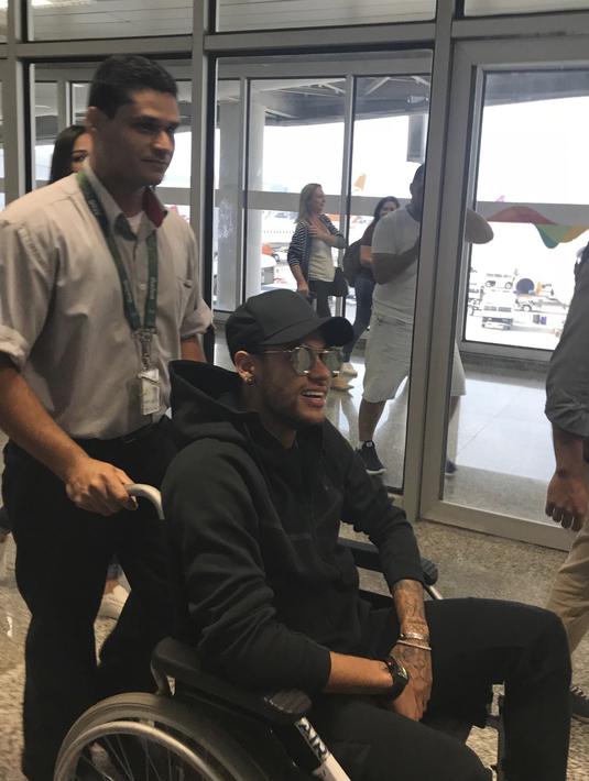 Petugas rumah sakit mendorong Neymar dengan kursi roda di Mater Dei Hospital, Belo Horizonte, Brasil, (2/3/2018). Neymar mengalami retak pada tulang metatarsal saat memperkuat PSG melawan Olympique Marseille. (Claire Dorland Clauzel via AP)