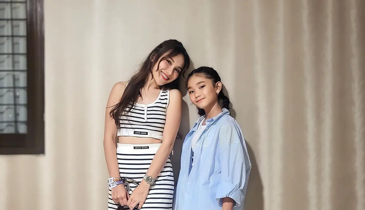 Yang terbaru, keduanya menghadiri acara GDA di Jakarta beberapa waktu lalu. Ayu Ting Ting tampil cantik dengan setelan atasan dan bawahan yang serasi; cropped top bergaris, dipadu roknya, kaus kaki dan sneakers putih. [Foto: Instagram/ayutingting92]