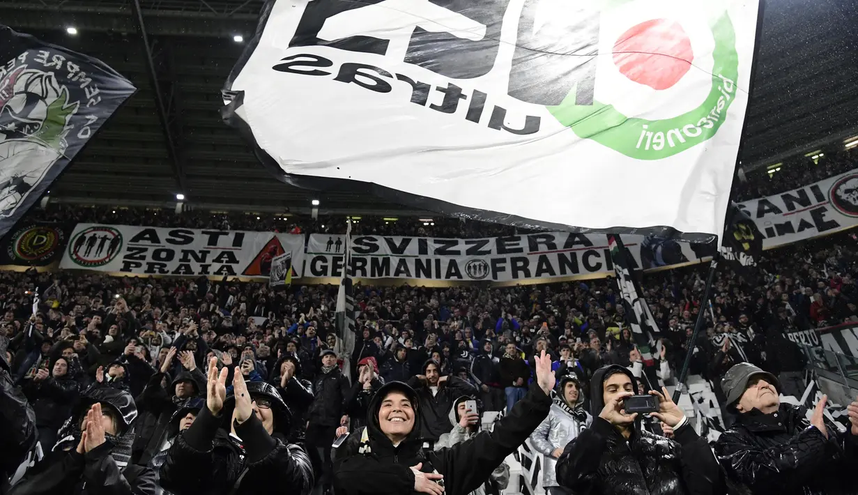 Fans Juventus memberikan aplaus untuk striker Real Madrid, Cristiano Ronaldo, usai mencetak gol indah dengan tendangan salto pada laga Liga Champions di Stadion Allianz, Selasa (3/4/2018). Juventus takluk 0-3 dari Real Madrid. (AFP/Javier Soriano)