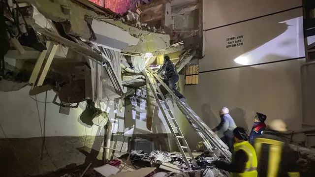 Gempa Magnitudo 7,8 Turki, Warga dan Tim Penyelamat Terus Cari Korban dari Reruntuhan Bangunan