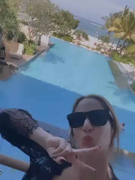 Tak ketinggalan Nia Ramadhani yang turut berlibur di Bali mengenakan bikini dan lace outer serba hitam. [Foto: IG/ramadhaniabakrie].