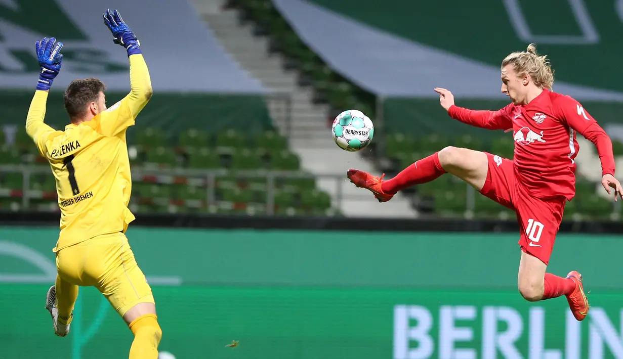 Gelandang RB Leipzig, Emil Forsberg (kanan) melepaskan tendangan yang berbuah gol kedua timnya ke gawang Werder Bremen dalam laga semifinal DFB Pokal di Weserstadion, Bremen, Jumat (30/4/2021). RB Leipzig menang 2-1 atas Werder Bremen melalui babak perpanjangan waktu. (AFP/Cathrin Mueller/Pool)