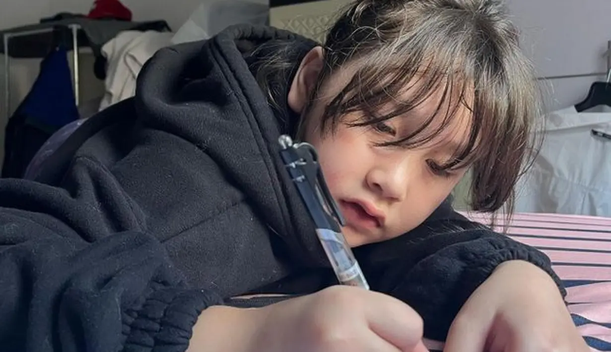 <p>Pada satu postingannya, Celine mejelaskan jika Eleeya sudah mulai kritis. Akan tetapi hal tersebut dihadapi Celine dengan tenang. [Foto: Instagram @jelley.koaci]</p>