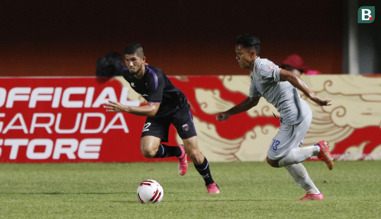 Febri Hariyadi yang merupakan jebolan Diklat Persib Bandung ini memiliki kecepatan dan berani menusuk dari sisi kanan dengan ciamik saat mengusai bola. Ia tetap menjadi andalan Robert Alberts di sektor sayap untuk menopang serangan yang dibangun. (Foto: Bola.com/Ikhwan Yanuar)