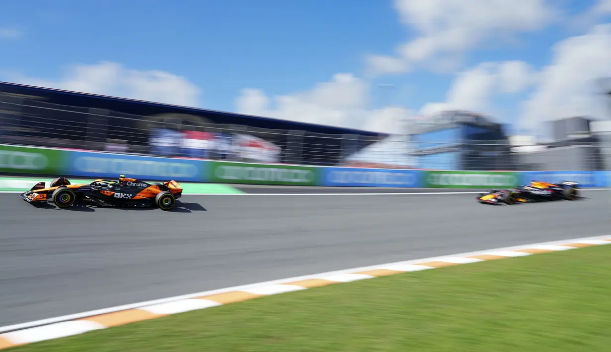 Pembalap McLaren, Lando Norris (kiri) berkompetisi dengan pembalap Red Bull, Max Verstappen saat Formula 1 GP Belanda yang berlangsung di Sirkuit Zandvoort, Belanda, Minggu (26/08/2024) malam WIB. (AP Photo/Peter Dejong)
