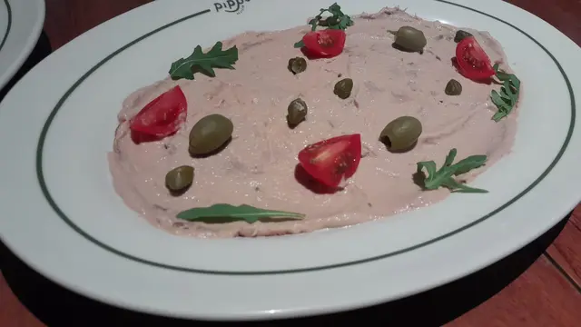 Selain Scaloppine Di Pollo Al Limone Con Peperonata, sajian lain yang Stefanie sajikan adalah Vitello Tonnato. Ini adalah menu appetizer berupa thinly sliced meat lalu diguyur dengan saus tuna di atasnya. (Foto: Benedikta Desideria)