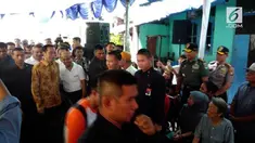 Presiden Jokowi membagikan sembako kepada warga Penjaringan, Jakarta Utara. Pembagian sembako ini merupakan bagian dari pembagian 200 ribu paket sembako Ramadan yang diselenggarakan BUMN, yakni Bank BRI.