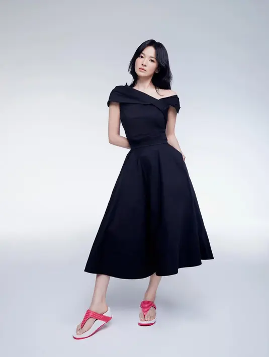 Song Hye Kyo kenakan A-line midi dress dengan aksen sabrina yang simple. [@kyo1122]