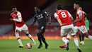 Gelandang Liverpool, Naby Keita, berusaha melewati pemain Arsenal pada laga lanjutan Premier League pekan ke-36 di Emirates Stadium, Kamis (16/7/2020) dini hari WIB. Arsenal menang 2-1 atas Liverpool. (AFP/Glyn Kirk/pool)