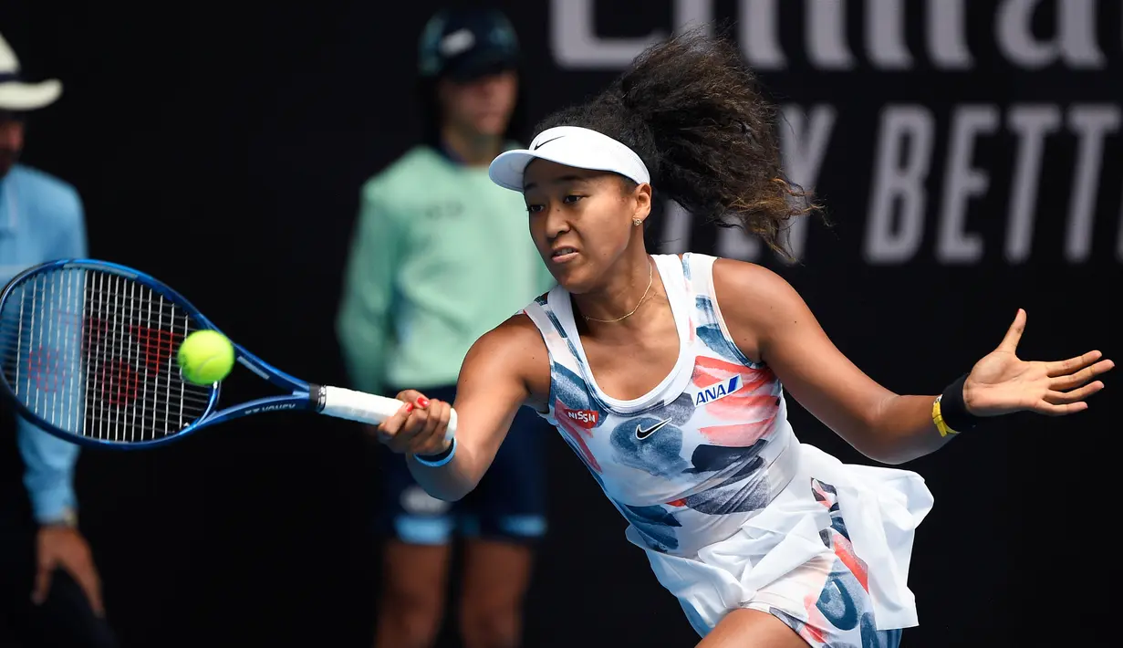 Petenis Jepang Naomi Osaka mengembalikan bola saat menghadapi petenis China Zheng Saisai pada pertandingan tunggal putri putaran kedua di Australia Terbuka, Melbourne, Australia, Rabu (22/1/2020). Naomi mengalahkan Saisai dan melaju ke putaran ketiga Australia Terbuka. (AP Photo/Andy Brownbill)