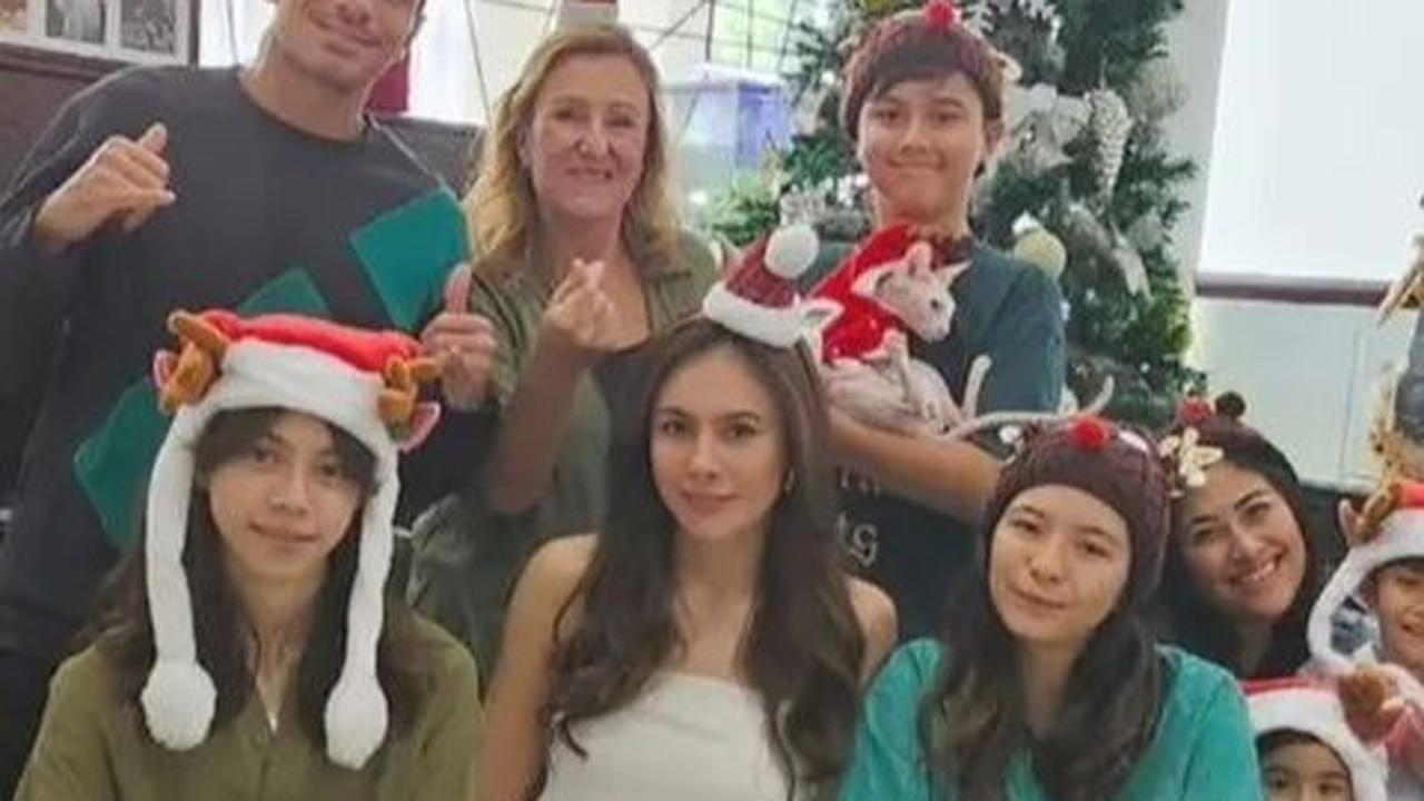 1. Wulan Guritno turut merayakan Natal dengan keluarga ibunya dan membagikan kebahagiaan melalui Instagram.