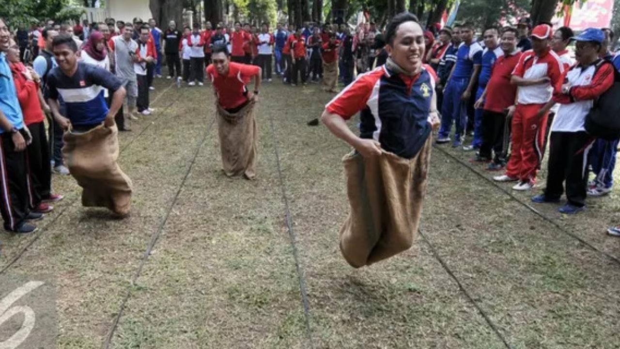 ilustrasi lomba balap karung