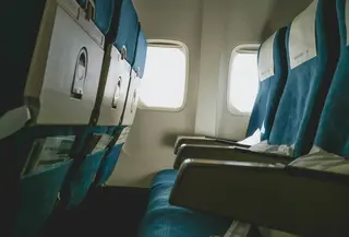Ilustrasi reclining seat atau kursi pesawat dengan sandaran bisa direbahkan. (dok. yeonhee/Unsplash)