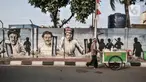 Pedagang melintasi mural bertemakan perjuangan Kemerdekaan Republik Indonesia di Jalan Pluit Raya III, Jakarta, Senin (10/8/2020). Mural itu diharapkan menjadi media agar masyarakat selalu mengingat sejarah dan menghargai jasa para pahlawan dalam memerdekakan Tanah Air. (merdeka.com/Iqbal Nugroho)