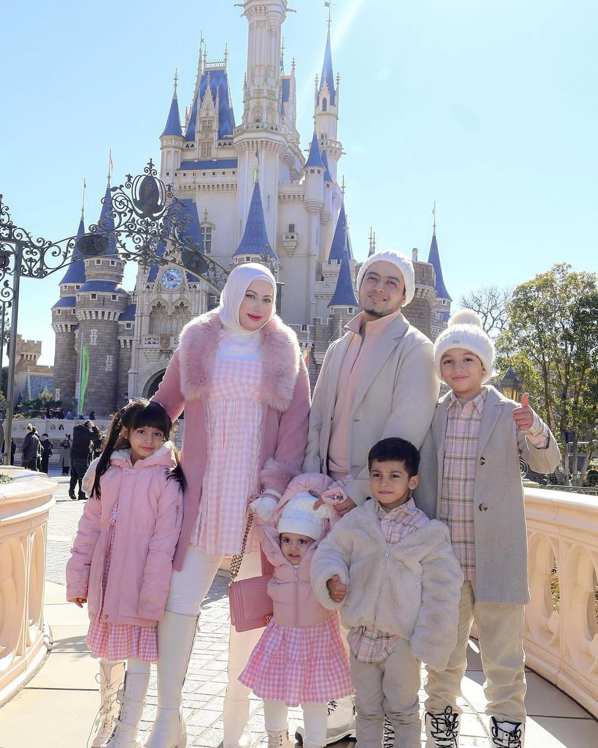 Gaya OOTD Tasyi Athasyia di Tokyo Kembaran dengan Suami dan Anaknya