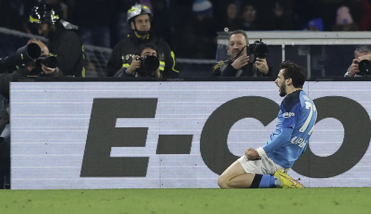 Terus ditekan, Napoli justru mampu memperlebar keunggulan menjadi 2-0 pada menit ke-39. Gol dicetak Khvicha Kvaratskhelia setelah memanfaatkan umpan Victor Osimhen. (La Presse via AP/Photo/Alessandro Garofalo)