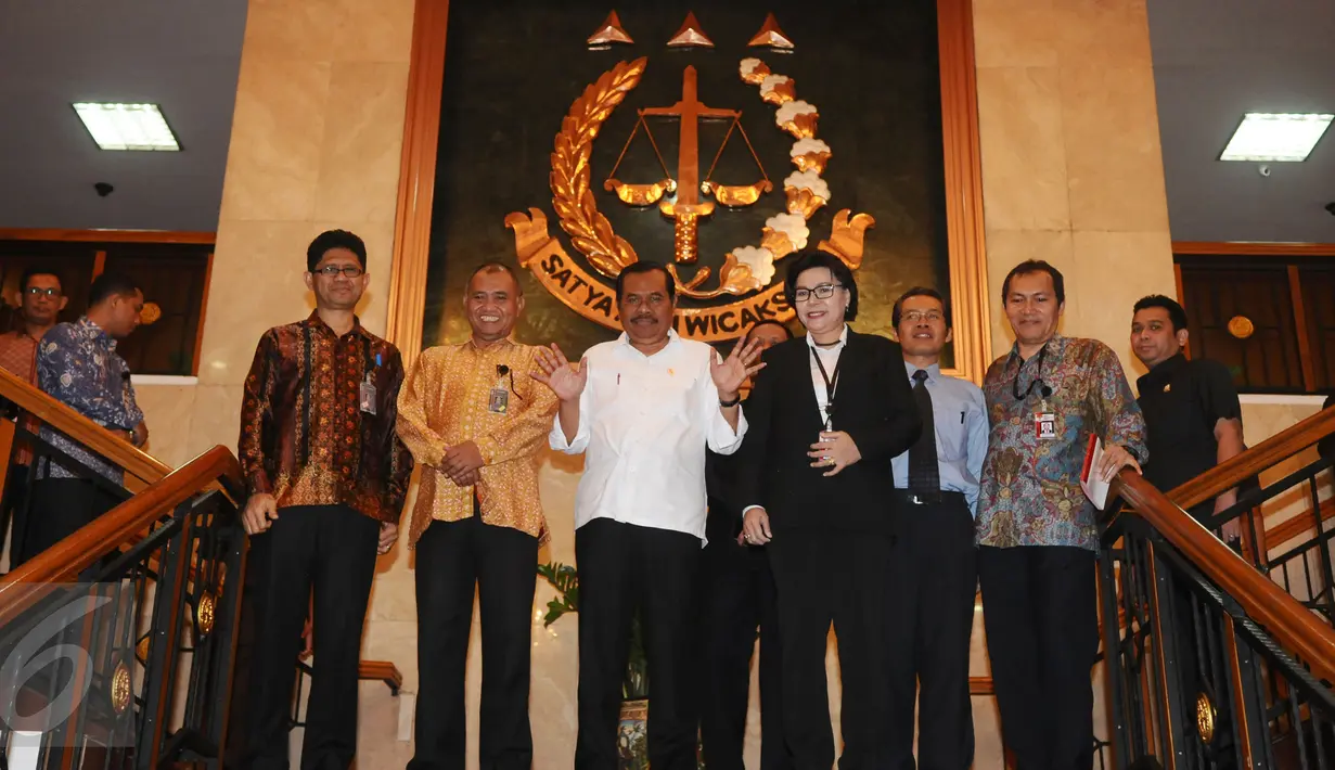 Jaksa Agung, HM Prasetyo (tengah) bersama Pimpinan KPK bersiap memberikan keterangan usai melakukan bertemu di gedung Kejagung, Jakarta, Selasa (5/1/2016). Pertemuan membahas penguatan pengawasan pemberantasan korupsi. (Liputan6.com/Helmi Fithriansyah)