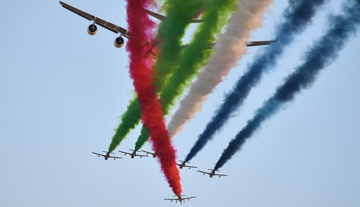 Jet Aermacchi MB-339 dari UAE Al-Fursan melakukan parade bersama Etihad Airways Airbus A380 sebelum balapan F1 GP Abu Dhabi di Yas Marina circuit , (26/11/2017). (AFP/Andrej Isakovic)