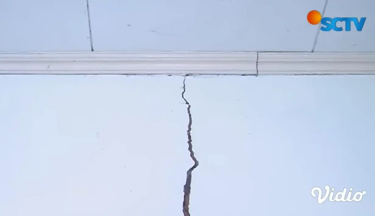 Beberapa bangunan di sana juga sudah layak dipakai, banyak dinding yang retak [foto: YouTube/SCTV]