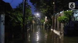 Kondisi banjir yang melanda Jalan Bangka, Jakarta, Rabu (4/1/2023). Hujan deras yang terjadi pada Rabu sore membuat Kali Mampang meluap hingga menyebabkan banjir di kawasan tersebut dengan ketinggian bervariasi mulai dari 40 hingga 60 cm. (Liputan6.com/Herman Zakharia)