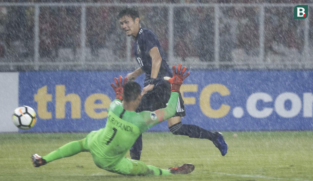 Striker Jepang, Kyosuke Tagawa, berusaha membobol gawang Timnas Indonesia pada laga AFC U-19 Championship di SUGBK, Jakarta, Minggu (25/10). Indonesia kalah 0-2 dar Jepang. (Bola.com/Vitalis Yogi Trisna)