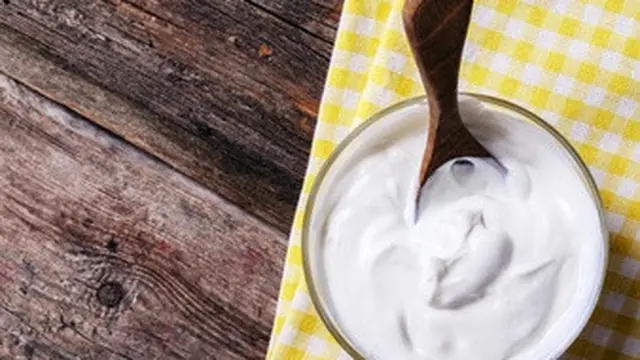 Menggunakan Masker Yoghurt