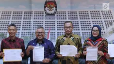 Ketua KPU, Arief Budiman (kedua kiri) menunjukkan rilis pembatalan 11 parpol peserta Pemilu 2019 untuk DPRD Provinsi dan beberapa DPRD Kabupaten/Kota karena tidak menyerahkan laporan awal dana kampanye, Jakarta, (21/3). (Liputan6.com/Helmi Fithriansyah)