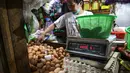 Pedagang menimbang telur di Pasar Tebet Timur, Jakarta, Jumat (11/6/2021). Kementerian Keuangan menyatakan kebijakan tarif Pajak Pertambahan Nilai (PPN), termasuk soal penerapannya pada sembilan bahan pokok (sembako), masih menunggu pembahasan lebih lanjut. (Liputan6.com/Faizal Fanani)